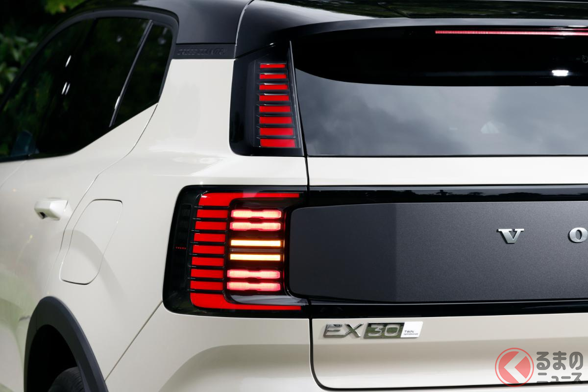 新型「EX30 Cross Country Ultra Twin Motor Performance」のさりげないエンブレム