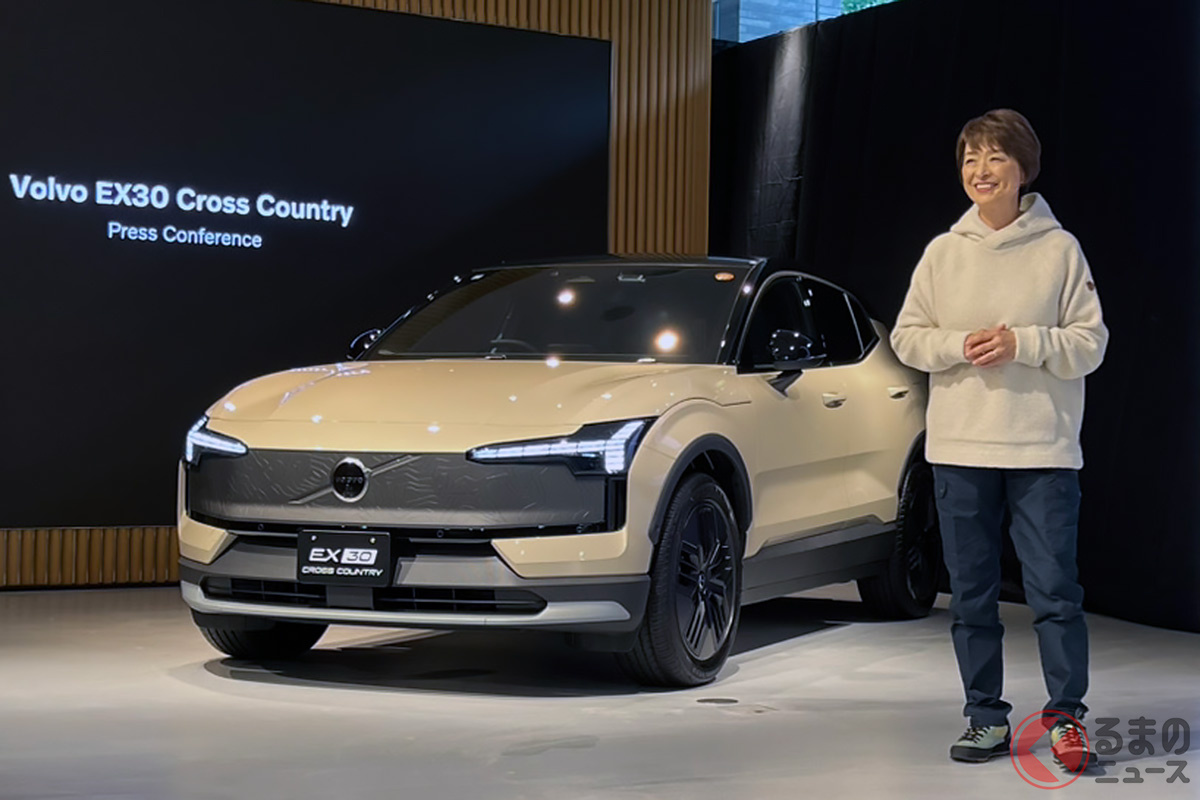新型「ボルボ EX30 Cross Country Ultra Twin Motor Performance」と、ボルボ・カー・ジャパン 不動 奈緒美 代表取締役社長