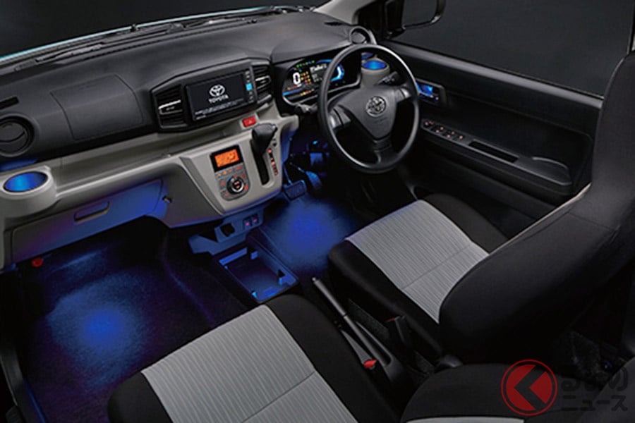 ブルーのイルミネーションがムーディな「ピクシスエポック」(純正アクセサリー装着)