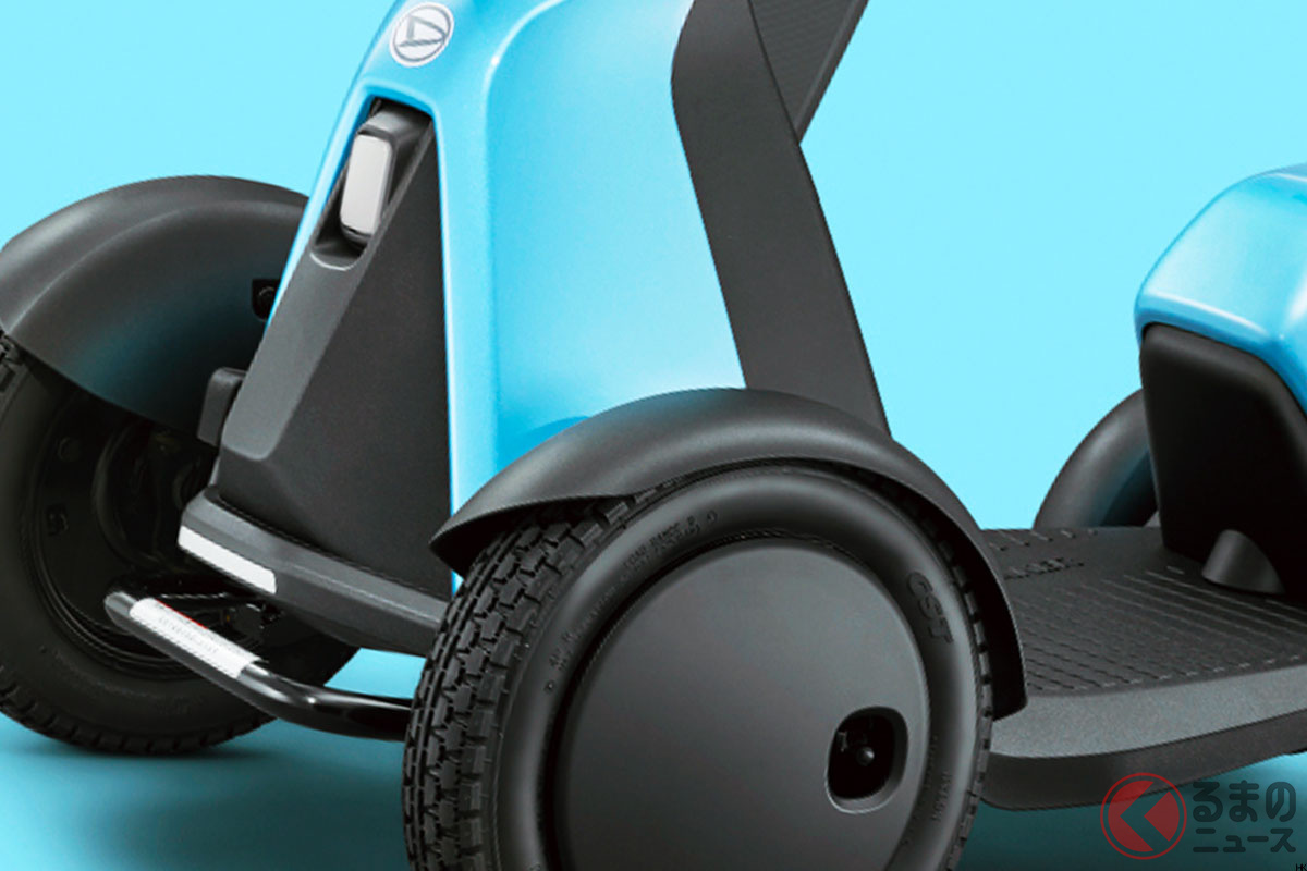 歩道走行を想定したコンパクトな車体ながら、走破性にも配慮した設計となっている