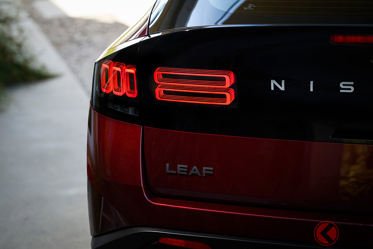 テールランプはホログラム風の浮き出し表現を採用したほか、形状には「23(ニッサン)」のモチーフも隠されています