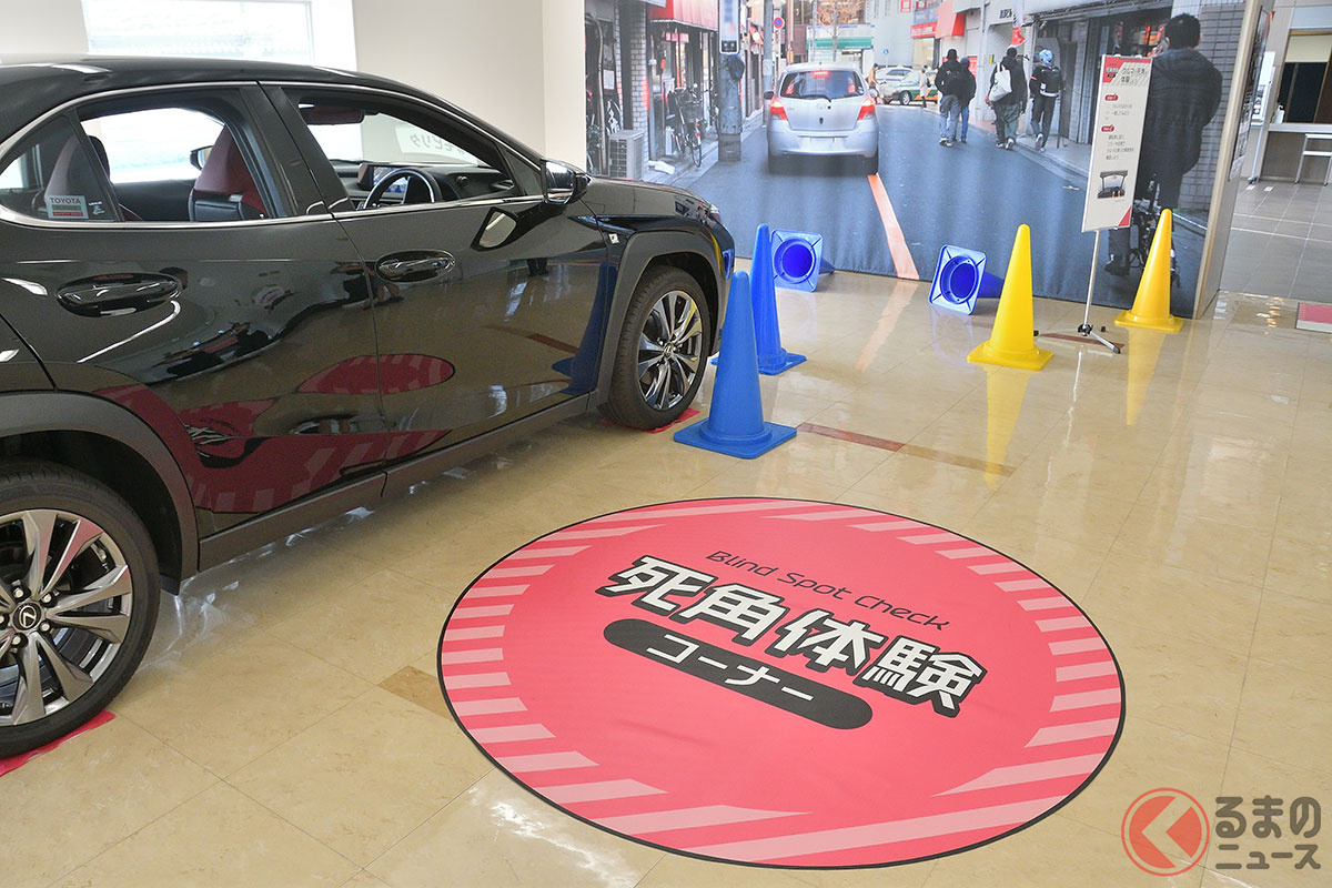 「死角体験コーナー」では実車の運転席に座って、死角の多さを体験することができます