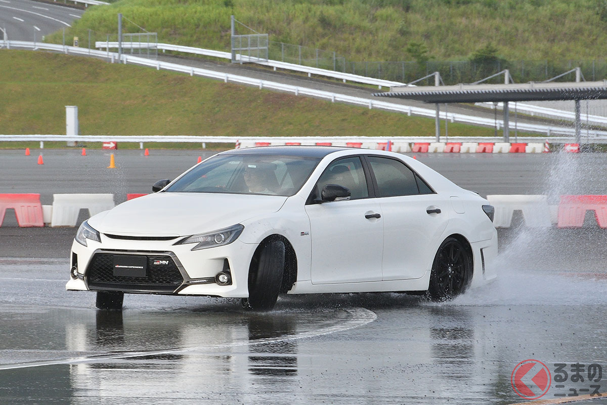 うまくカウンターステアが決まれば「ドリフト」できる