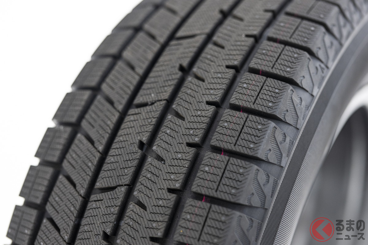 「アイスガード8」。溝エッジ量は「アイスガード7」と比べ約4%増加している