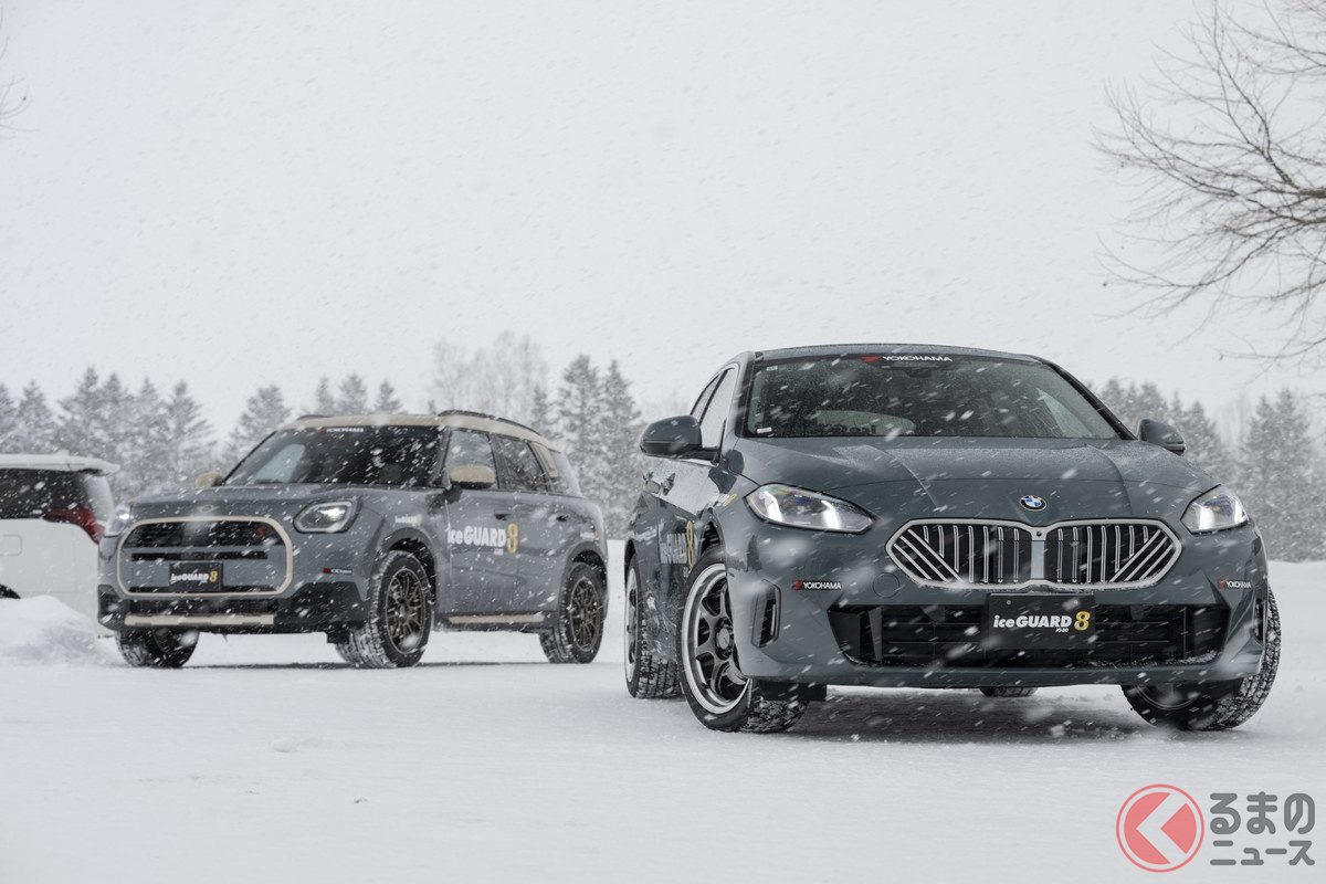 アイスガード8を履いたミニ「クロスオーバー」（左）とBMW 120