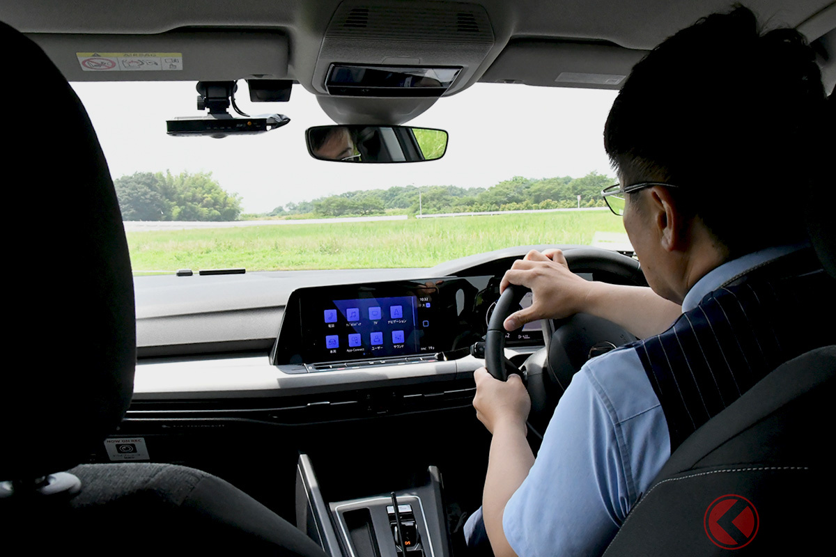 ウエット路面のハンドリングコースをしっかりと”攻めて”走ることのできるクロスクライメート3スポーツ