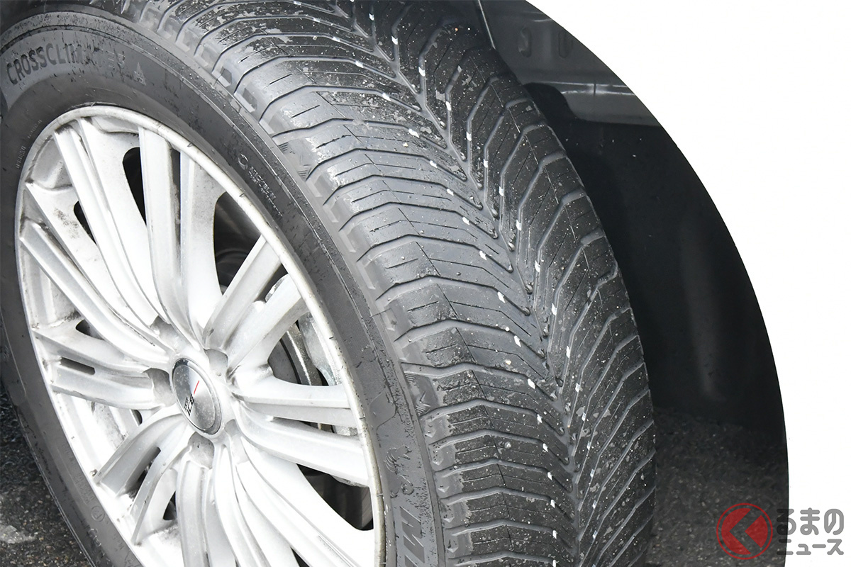 クロスクライメート3の新品と残溝2mm状態でのウエットブレーキ比較も実施。画像はすり減った状態のもの