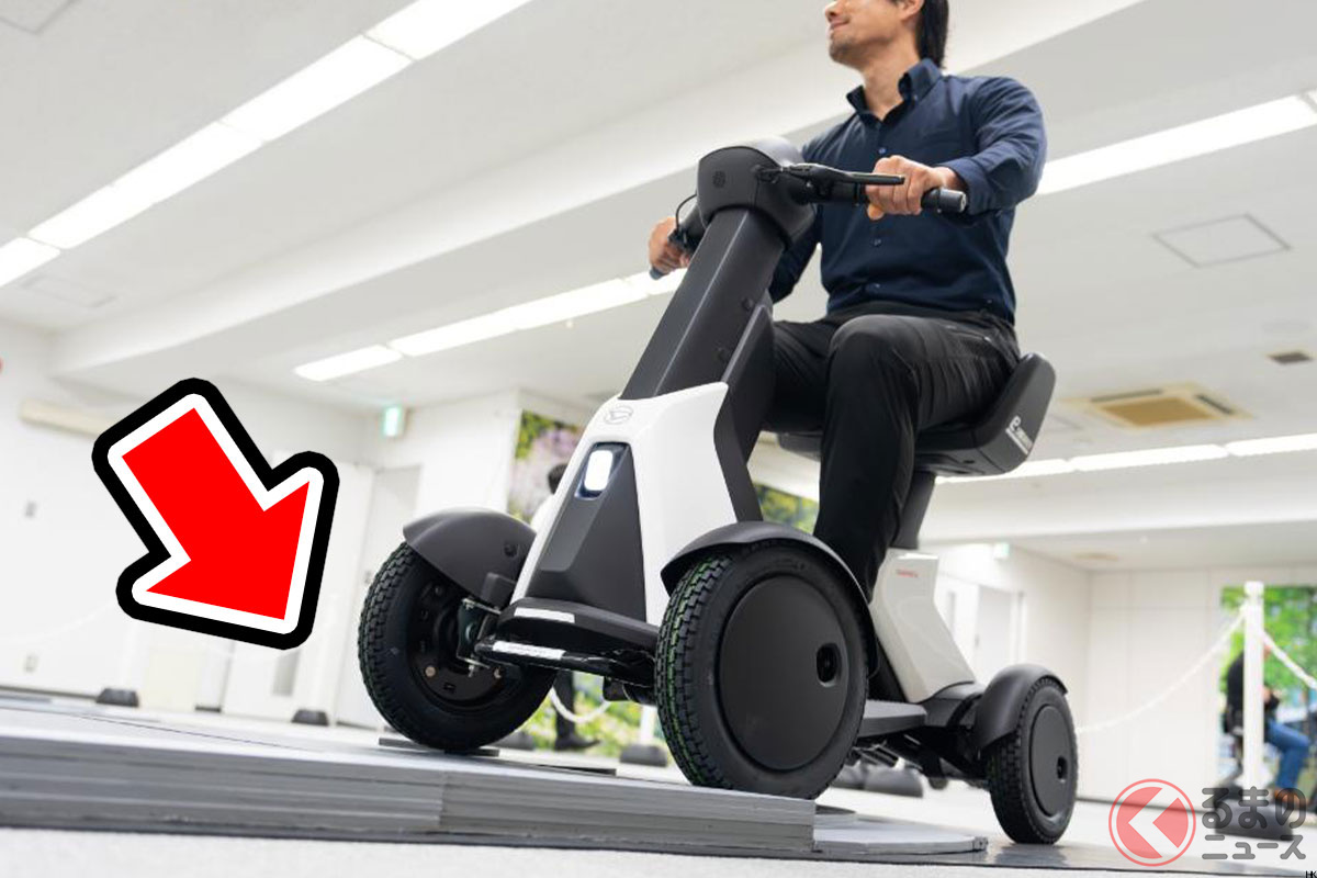 新型「e-SNEAKER」は前輪が大きいので、段差を安心して乗り越えられる!