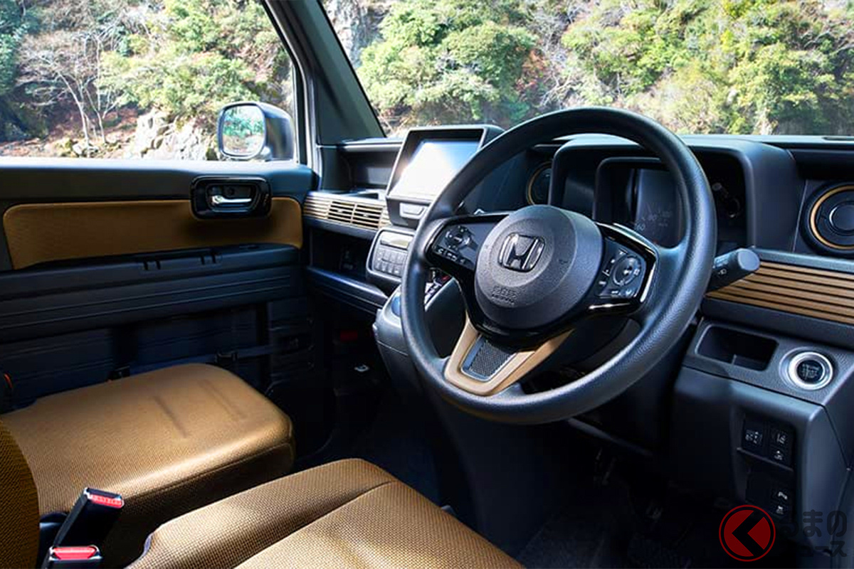 カーキ×ブラックの内装がお洒落！