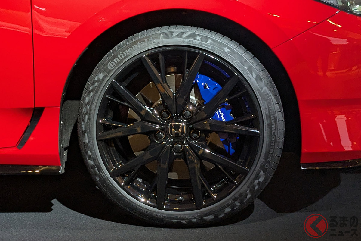 赤いボディに青いキャリパーがアクセントになっている