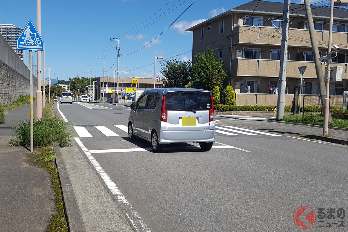 信号機のない十字路交差点で「停車中のクルマを追い抜いたクルマ」にはねられる事故が発生（画像はイメージ／フォトAC）