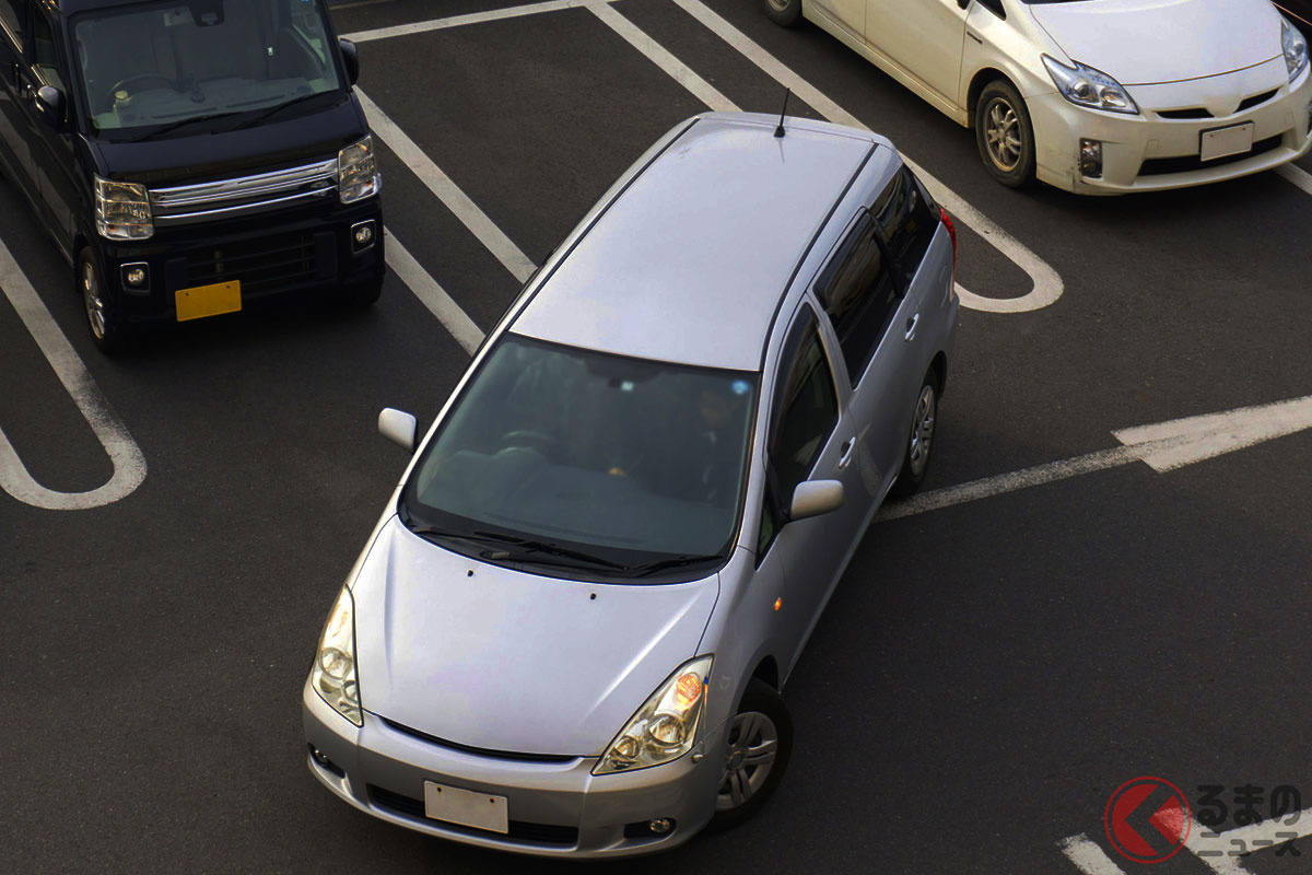 「リバースハザード」を使うクルマのイメージ ［画像：PIXTA／イメージです］