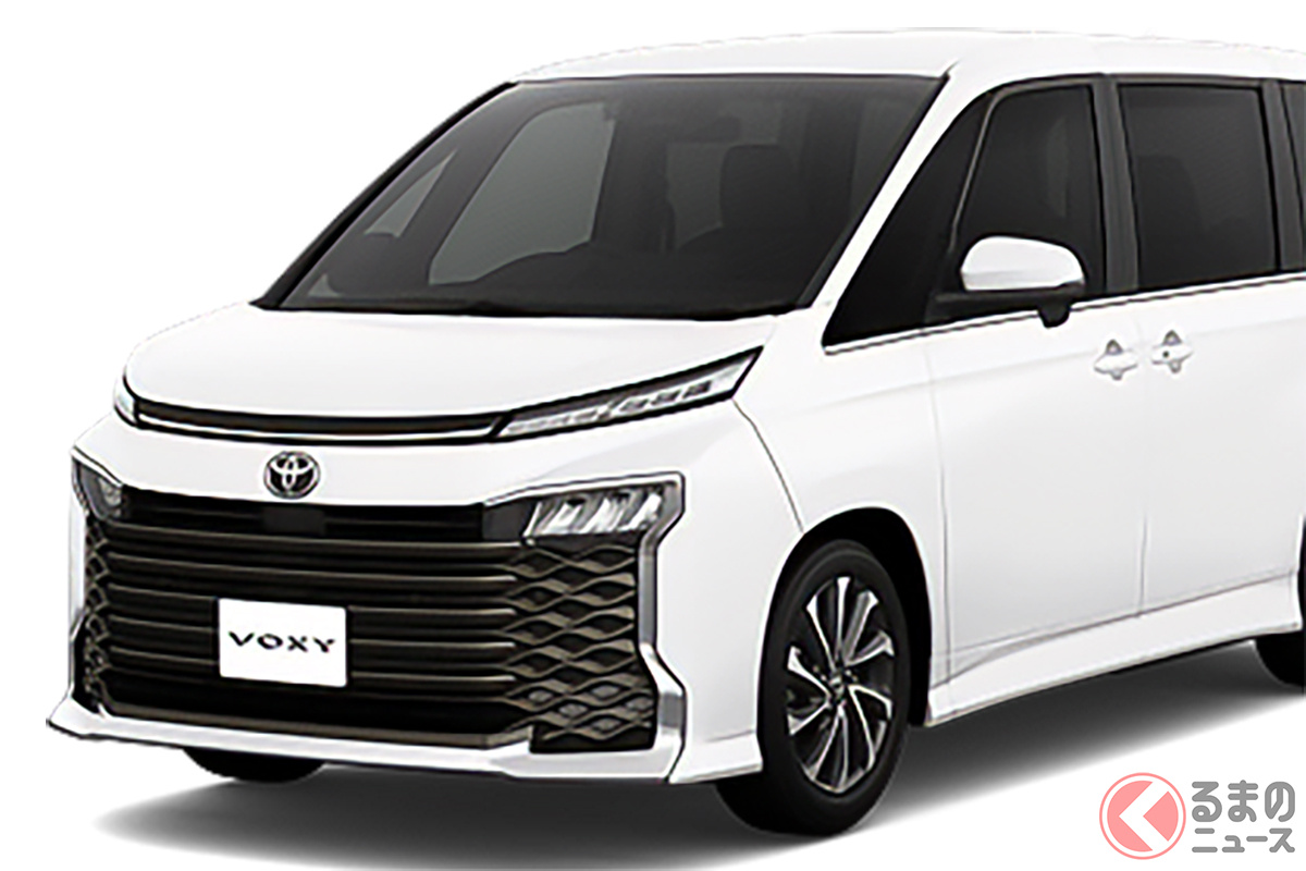 トヨタ「ヴォクシー」がデビュー3年で一部改良実施！（ボディカラー：プラチナホワイトパールマイカ）