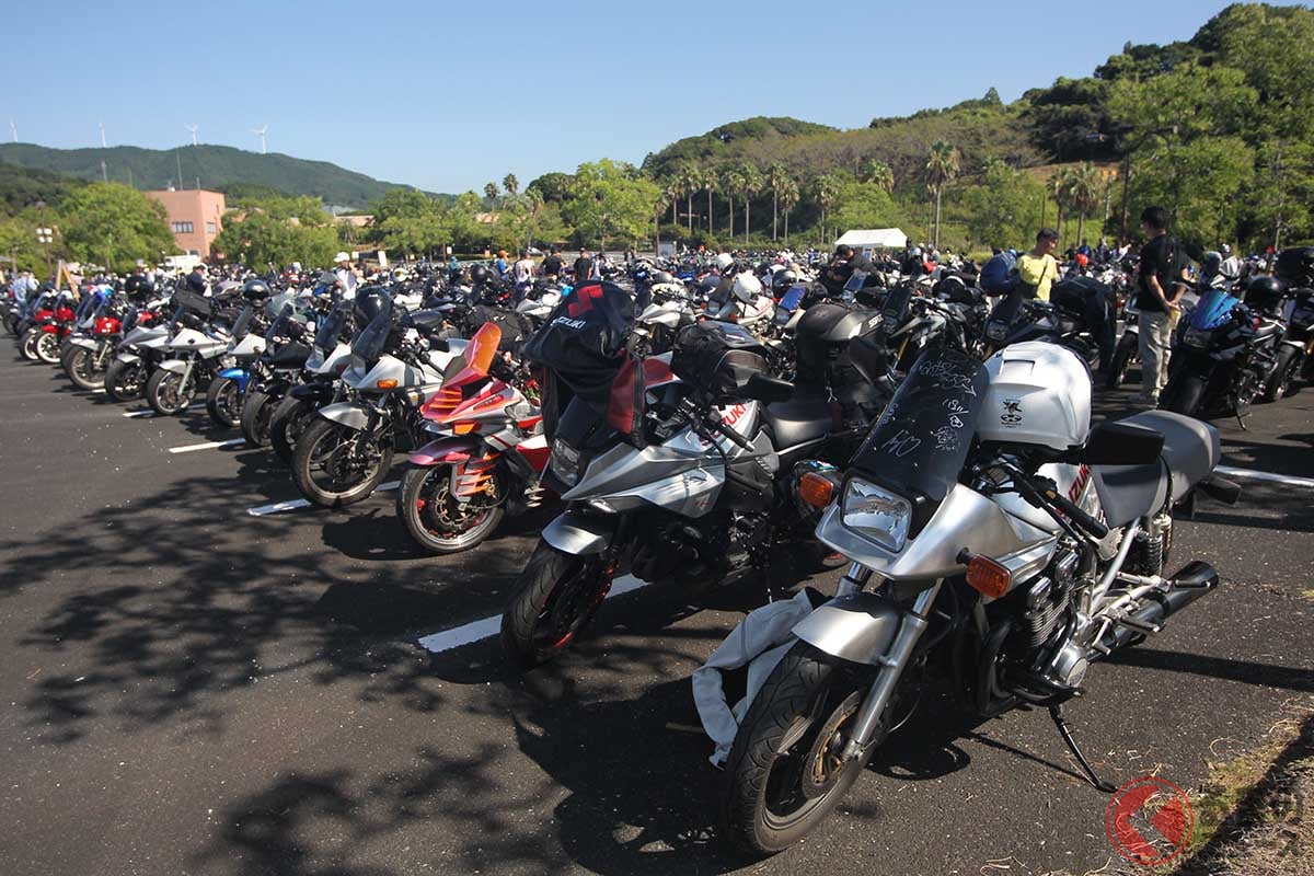 会場を埋め尽くしたスズキの新旧「KATANA」