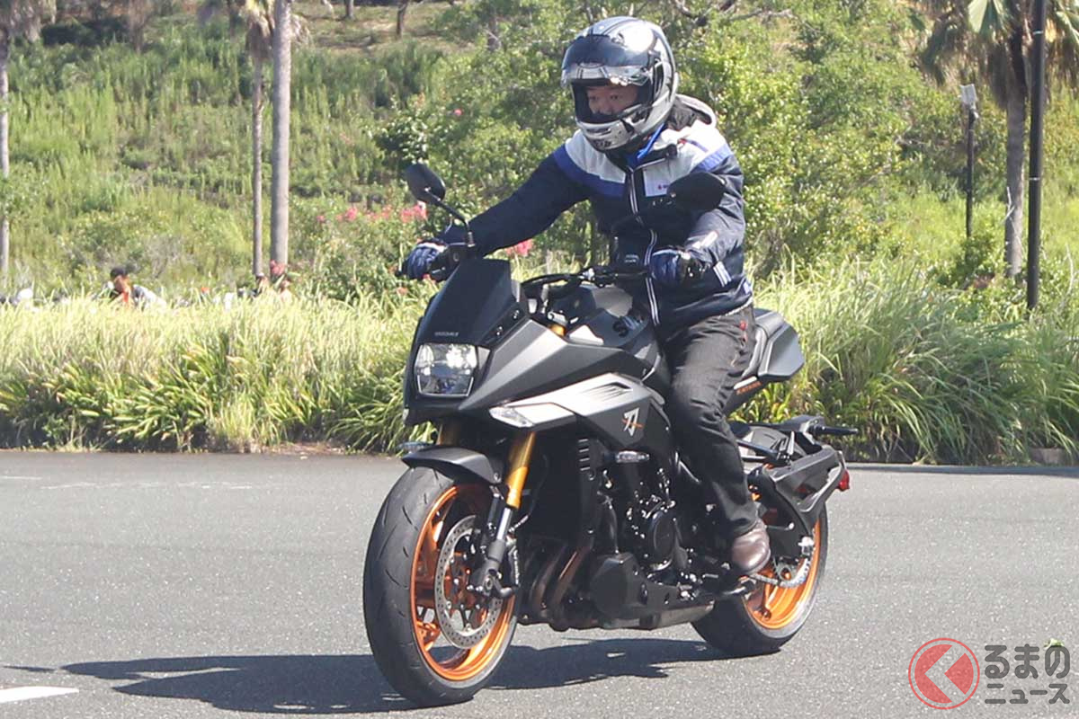 未発売の「マットブラック仕様KATANA」で会場に駆けつけた二輪事業本部長 伊勢 敬(いせたかし)さん