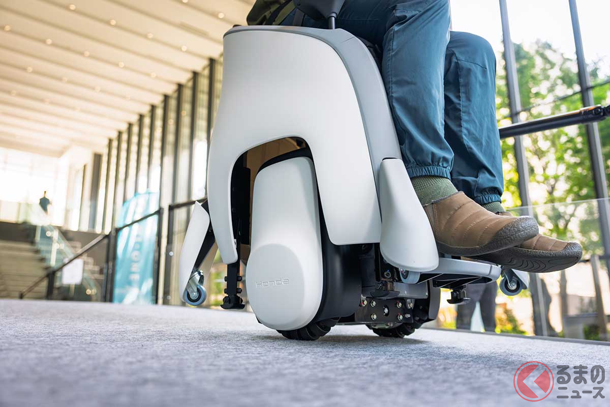 免許不要、公道走行可能なホンダの新型 移動用小型車「UNI-ONE(ユニワン)」。乗員最大重量は110kg、時速6km(4.5 km、3 km、1.5km)に切り替え可能、濡れた路面や水たまりの走行も可能です