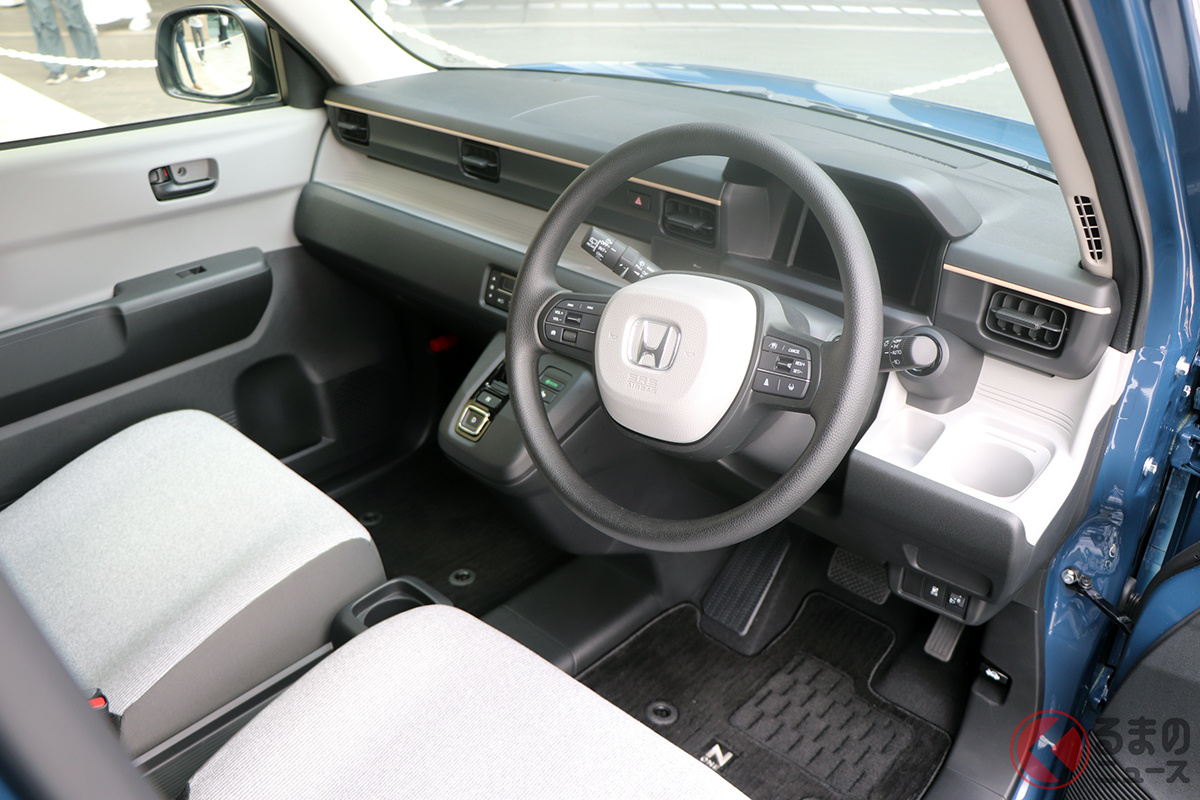 ナビ無し仕様のベーシックグレード「e：G」のシンプルなインテリア