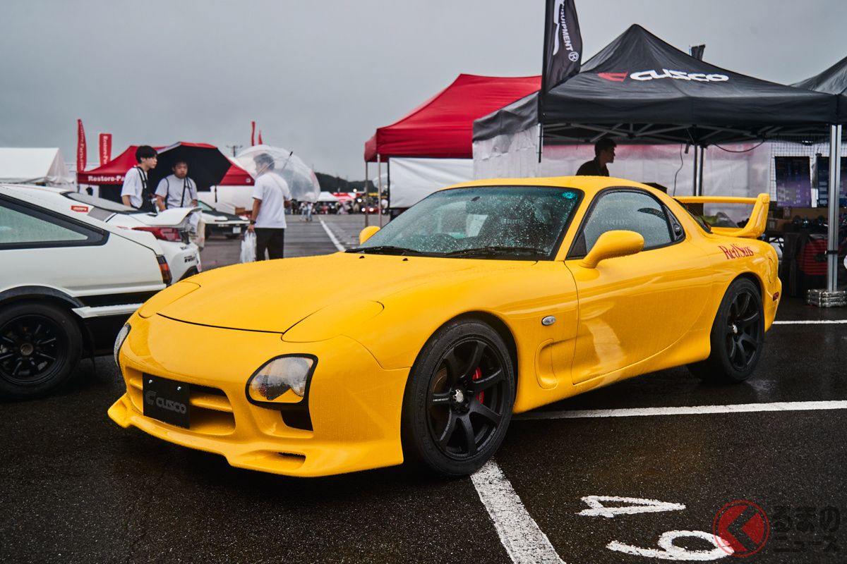 クスコブースに展示された高橋啓介仕様の「RX-7(FD3S)」