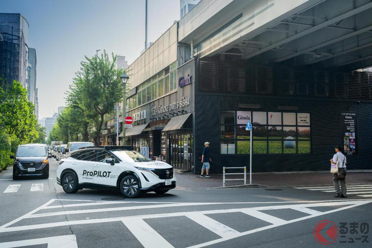 銀座コリドー通りからみゆき通りを左折するシーン