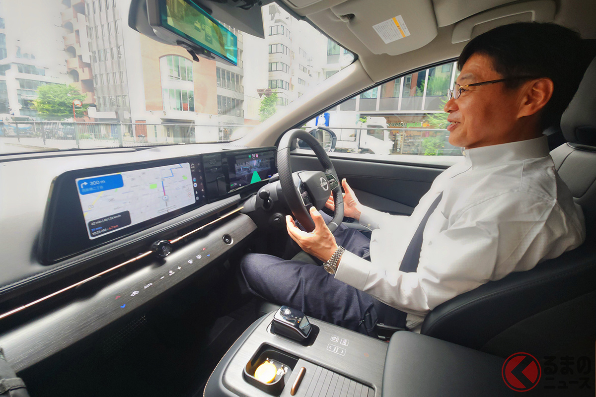 日産「“次世代ProPILOT”開発試作車(アリア)」のデモンストレーションを披露する飯島 徹也氏