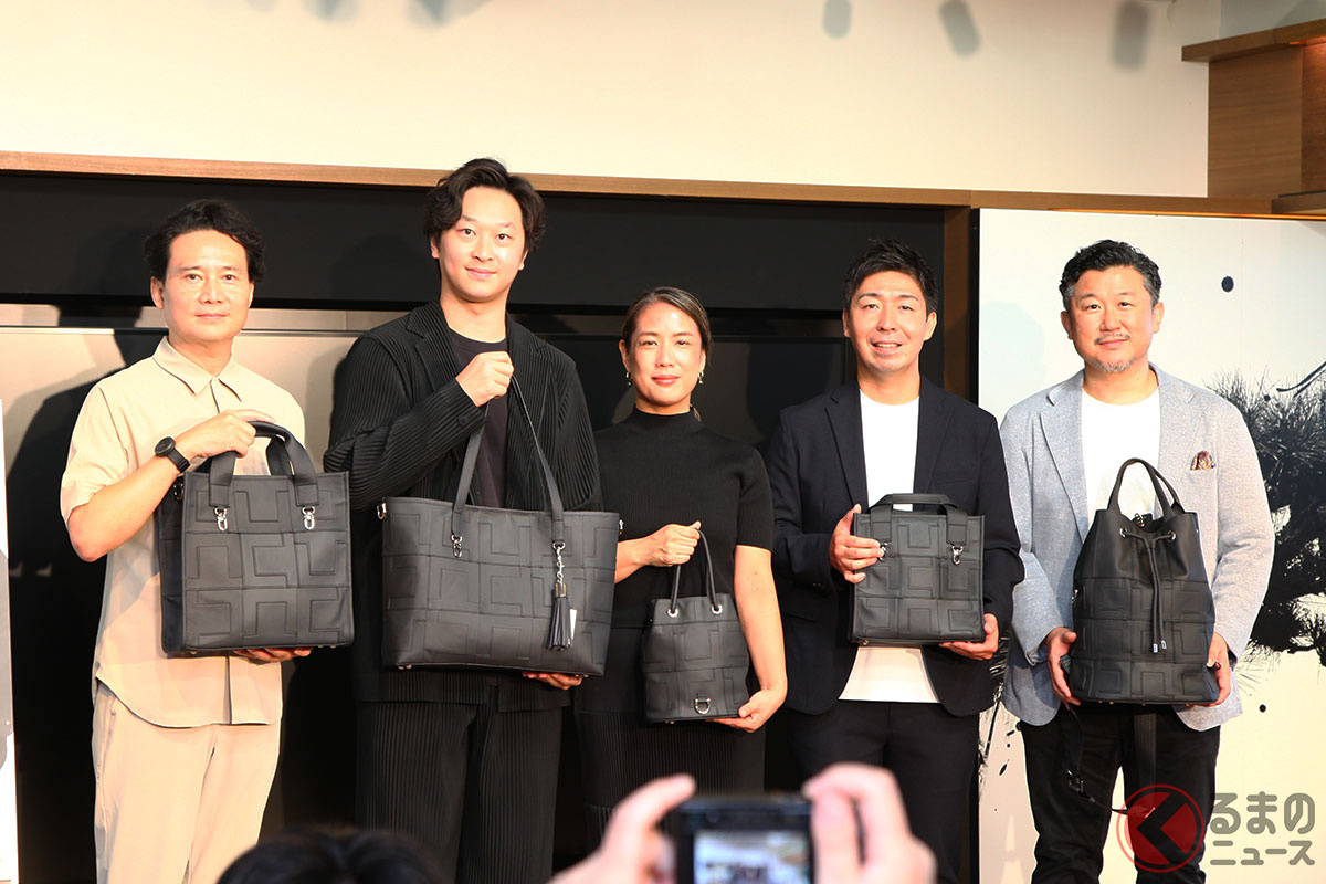 発表会の様子(左から2番目がデザイナーの一法師 拓門氏/中央がトヨタ 加藤 舞氏/右から2番目がプロジェクトオーナーの中村 慶至氏)