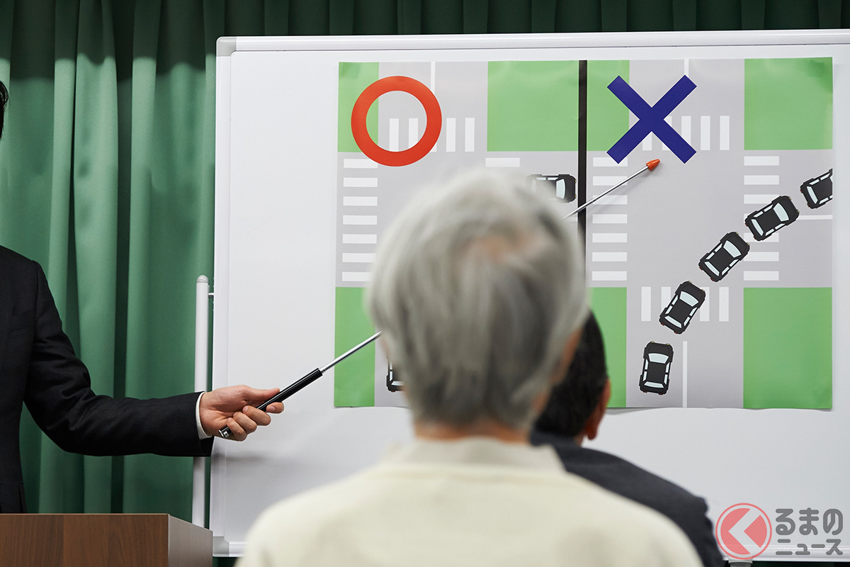 免許更新時の講習で外国人優遇？指導員の「外国人は映像見てるだけでいい」発言で炎上か（画像はイメージ・一部加工／クレジット：Fast&Slow ／PIXTA(ピクスタ)］