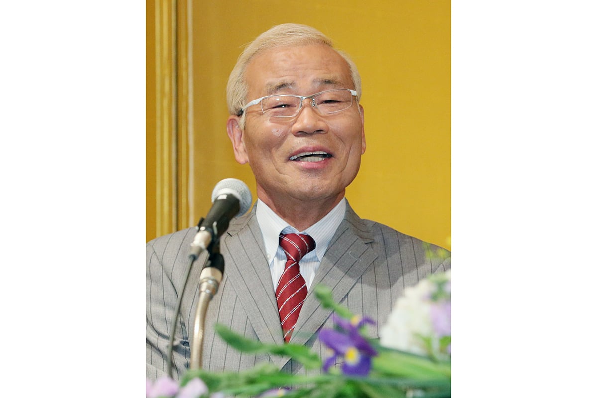 “漫才界のレジェンド”の愛車はどんなクルマ!?［画像は2019年、紫綬褒章を受章した喜びを語るオール巨人さん／Photo：時事］