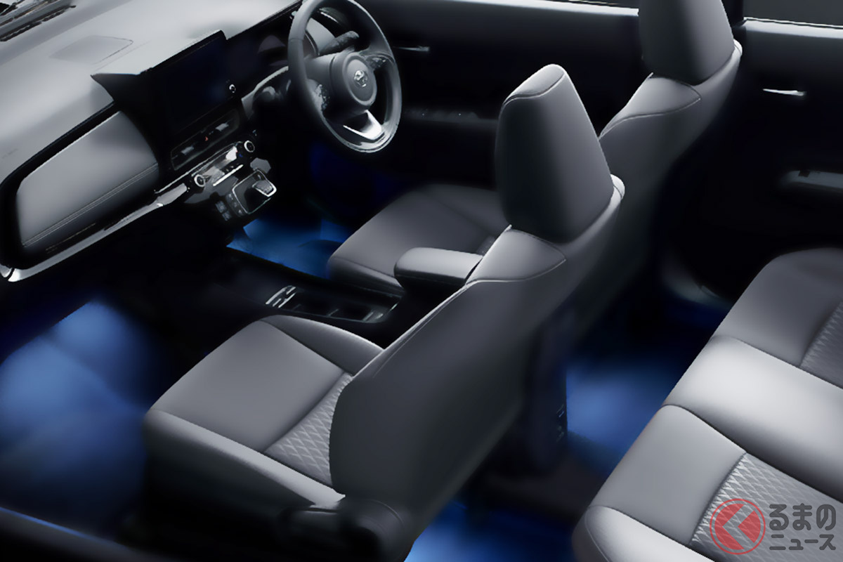 トヨタ新型「アクア」に超レトロな“木目インテリア”採用!