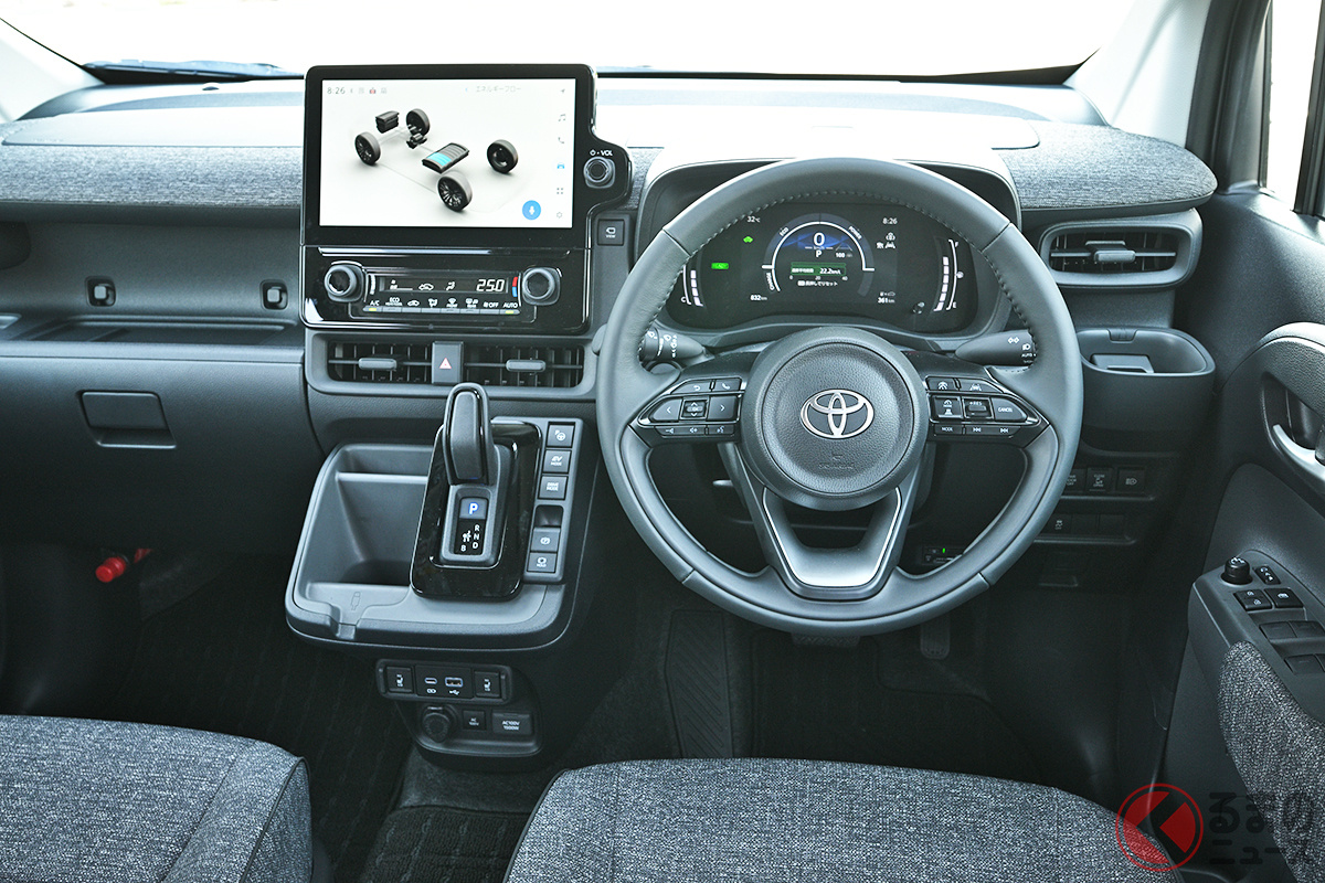 上級グレード「Z」はファブリックがあしらわれたオシャレなインパネが備わります