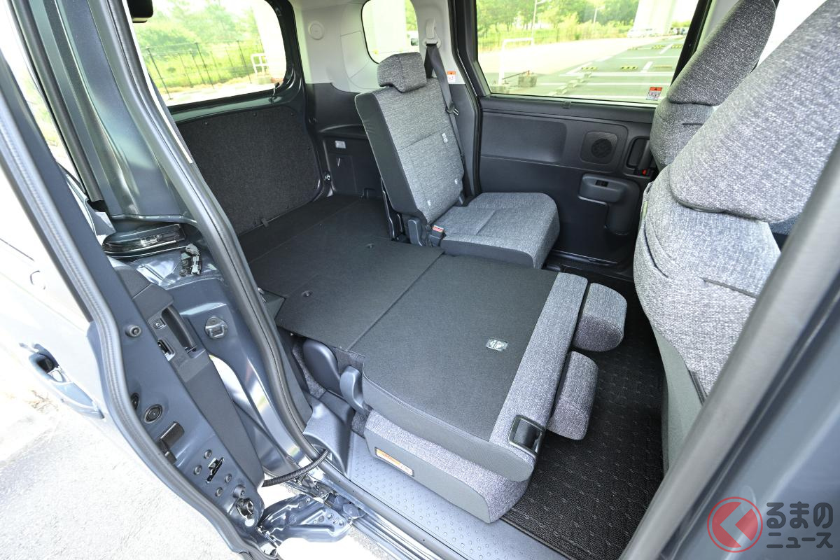 ただ前倒しするだけでなく座面もチルトダウンすることで、低くフラットな荷室空間が広がる工夫がされている「シエンタ」5人乗り仕様の後席