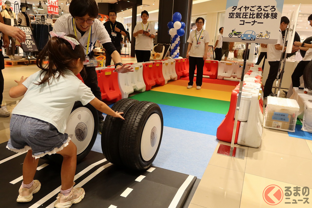 空気が十分に入ったタイヤと空気が足りないタイヤを転がすことで、空気圧の重要性を学ぶ体験