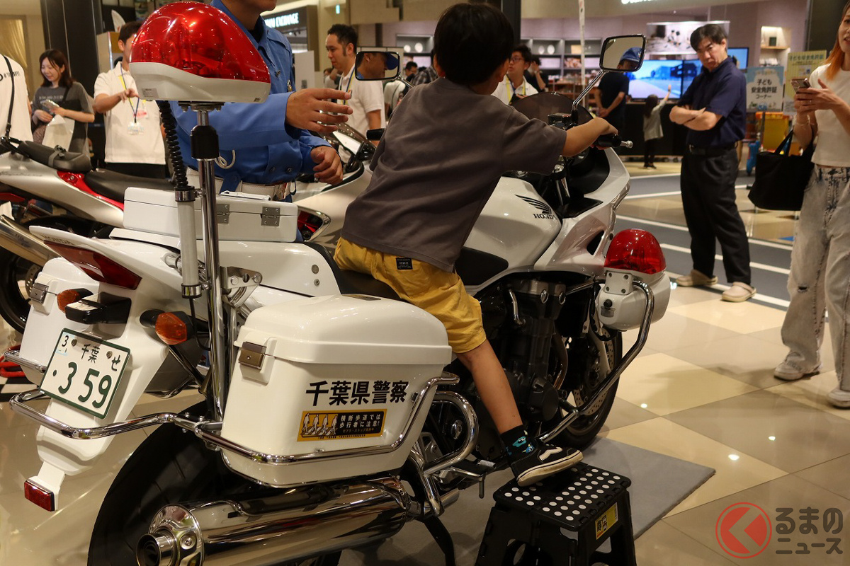 展示された千葉県警の白バイには、実際にまたがることも