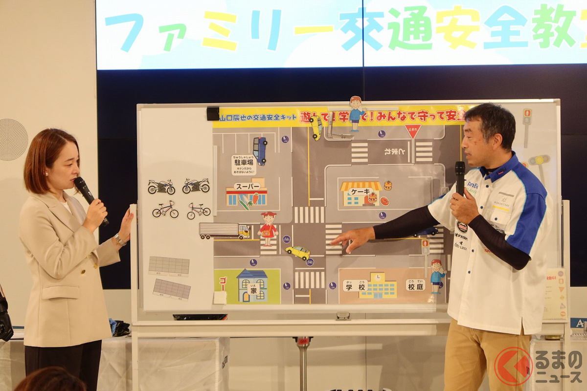 レーシングライダーの山口辰也氏を講師とした、座学で交通安全について学べるステージコンテンツの様子