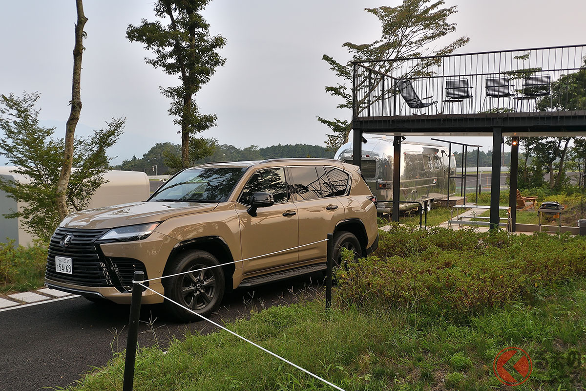 こうしたアウトドアシーンが似合うのはオーバートレイルならでは