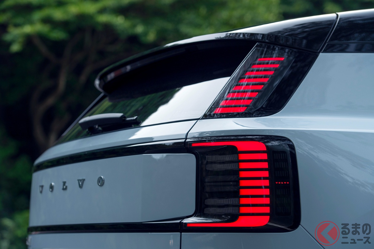 2026年モデルから追加された「EX30ウルトラ・ツインモーター・パフォーマンス」のリアスタイル。コンパクトSUVながらワイド感のある造形で、存在感を強調している