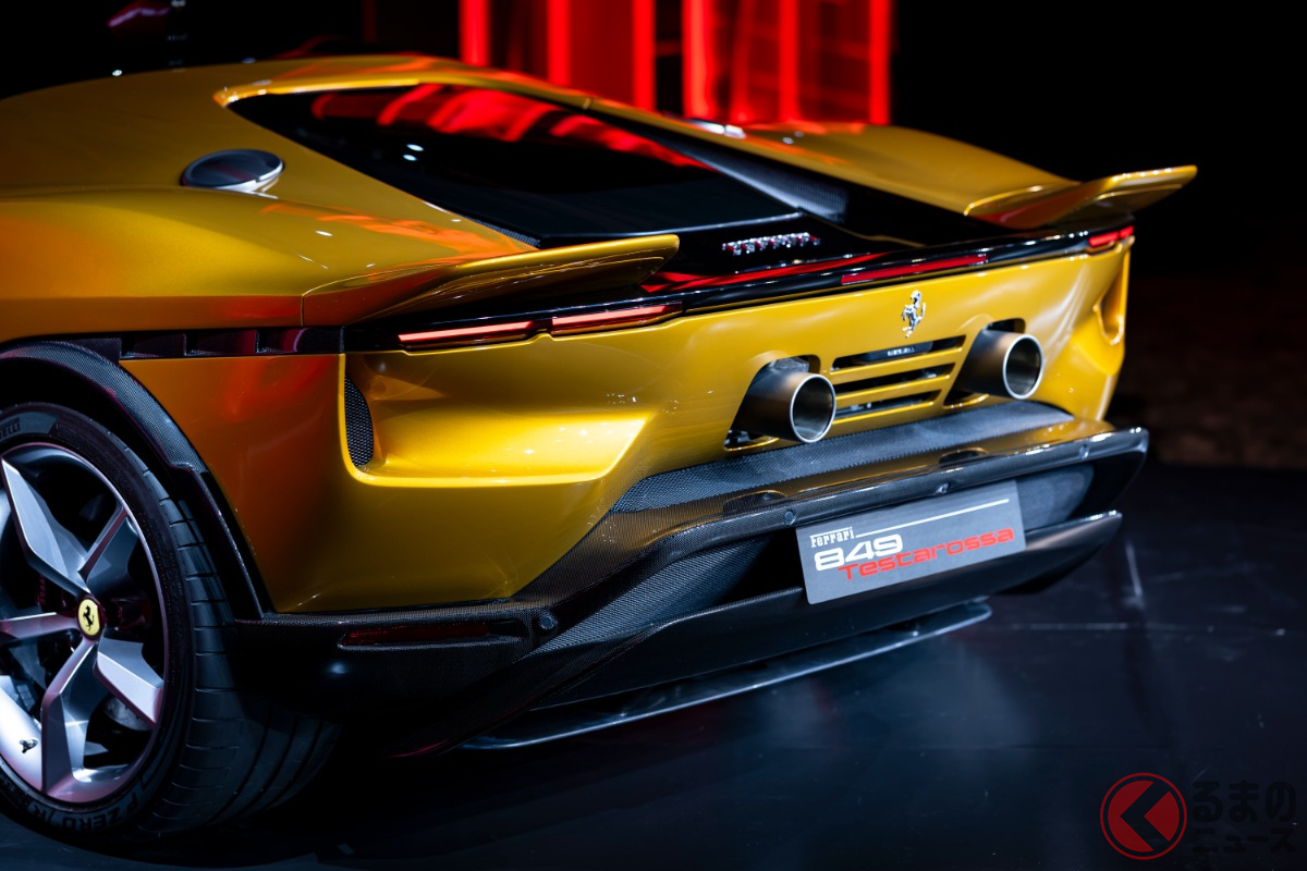 新型「849テスタロッサ スパイダー」のリアビュー。ワイド＆ローのスタンスが際立ち、空力性能を追求した造形が印象的