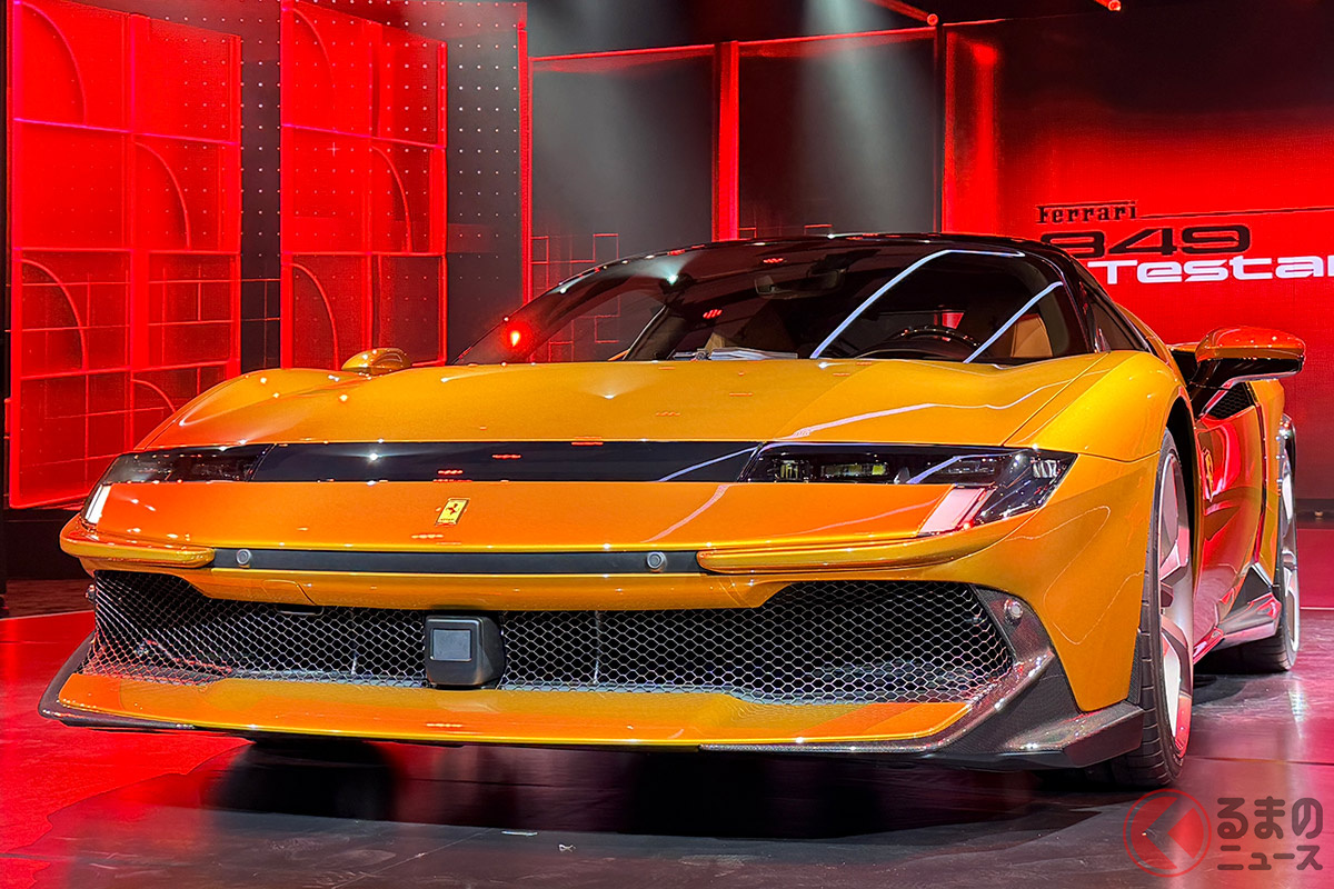 日本初披露となった新型「849テスタロッサ スパイダー」。鮮やかな外装色は「GIALLO AMBRA(オレンジ)」