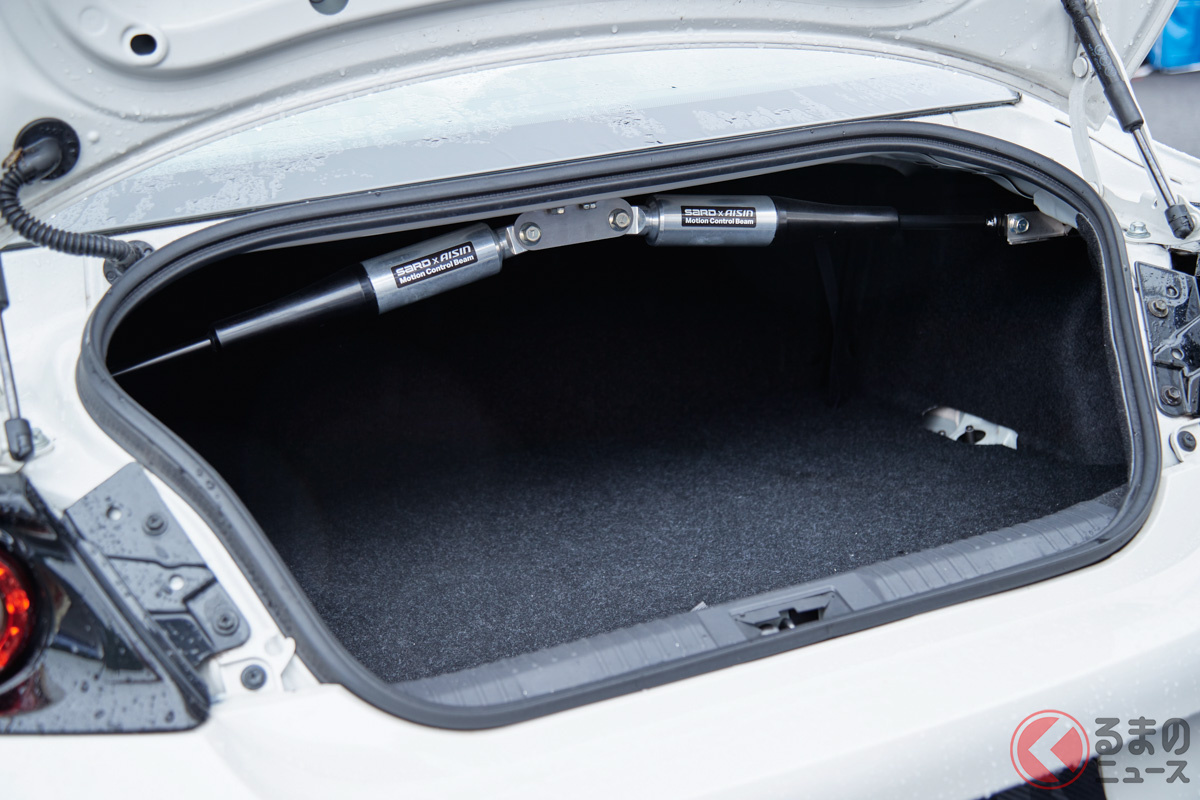 SARD DAMPERはボディのねじれが大きく発生するキャビンの前後部分に装着し、不快な振動やロールのオーバーシュートを抑制するもの。ステアリングレスポンスの向上と上質な乗り心地に寄与する