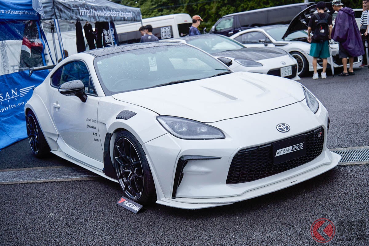 ARTISAN SPIRITSのGT WIDE BODY KITを装着したトヨタGR86。フロント30mm、リア50mmのワイドフェンダーはGTカーのような迫力で、レーシーなデザインが特徴だ