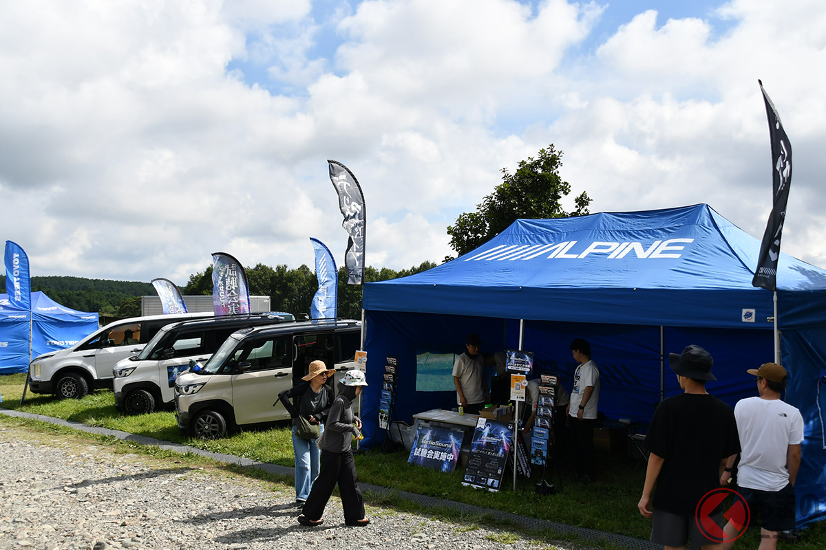 アルパインのブースでは、車種専用の大画面ナビ「BIG X」や車内天井に取り付けできる「メティオサウンドシステム」の試聴体験を実施