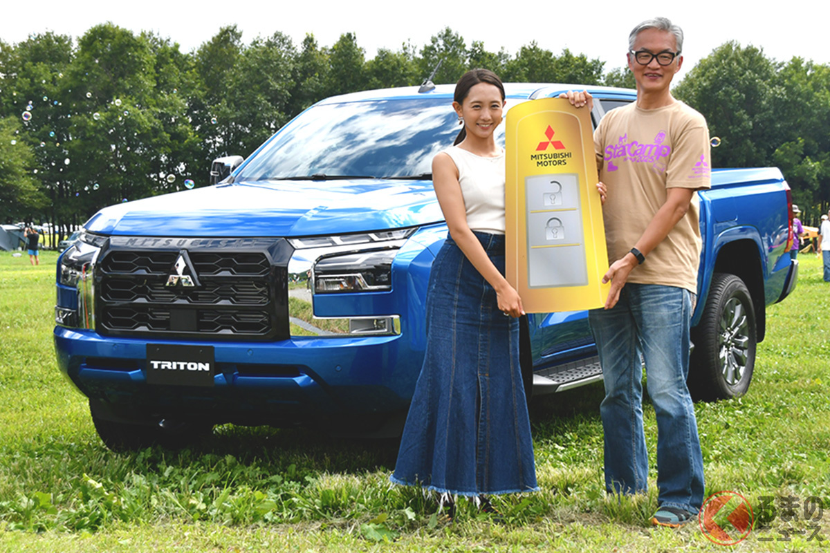 水中ゴミ拾い活動をおこなう東真七水さんへのトライトン納車式には、三菱自動車工業副社長の中村達夫氏も駆け付けた