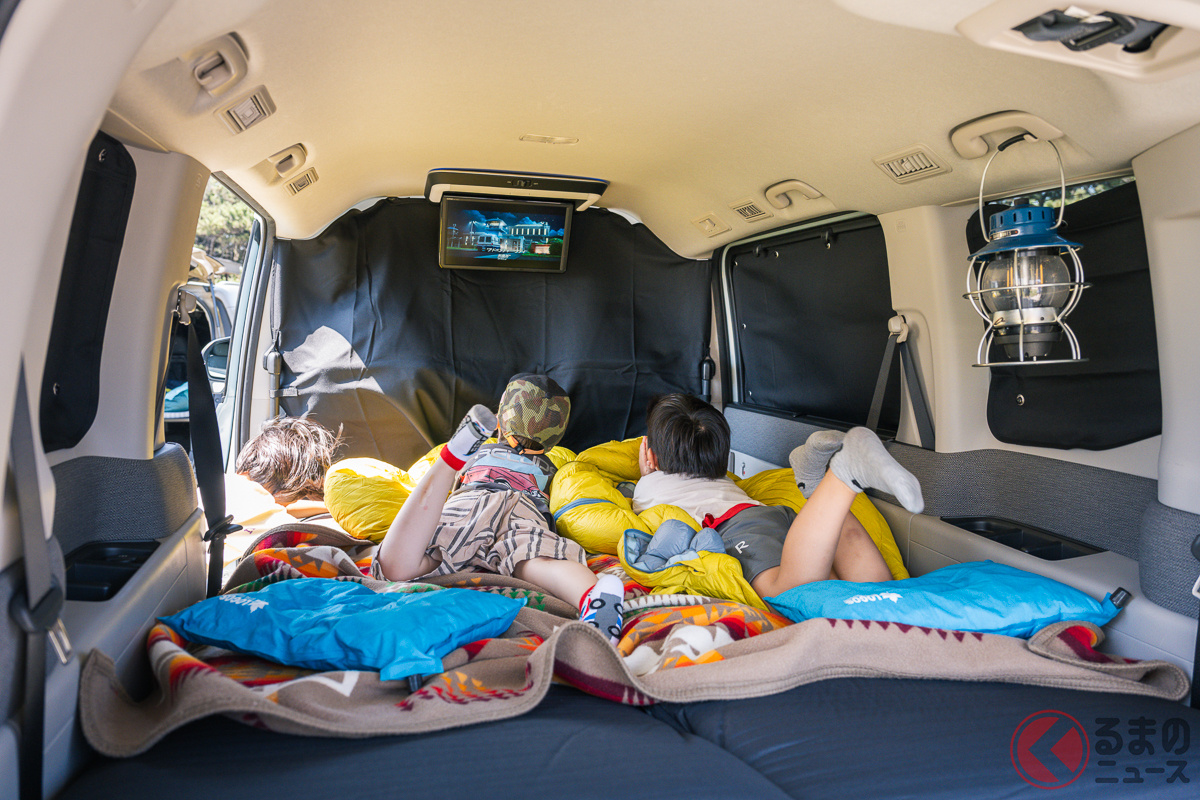 ホンダアクセスの純正アクセサリーが装着された「ステップワゴン」でくつろぐ子どもたち