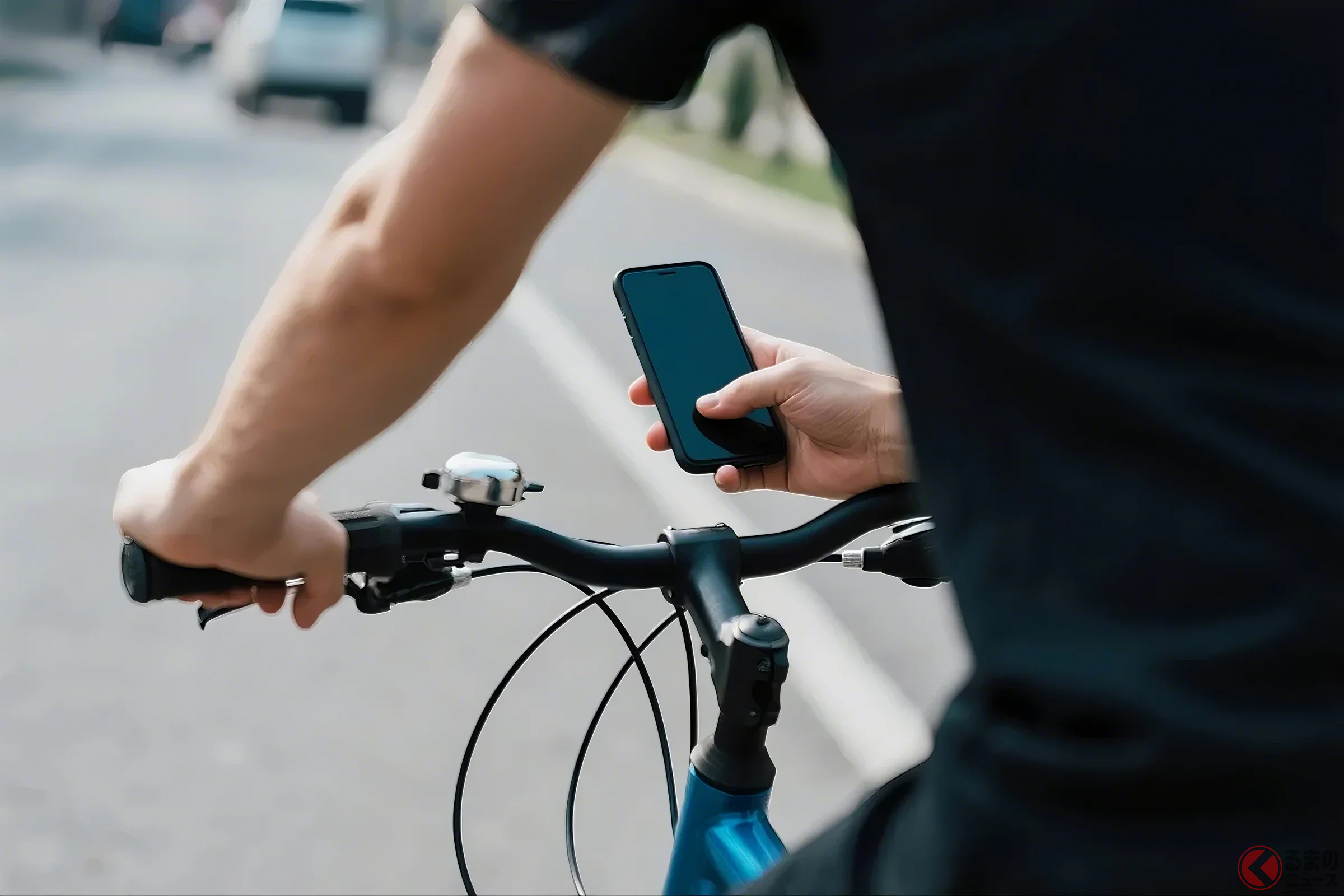 自転車もスマホを見ながらの運転は「青切符」の対象に!(画像はイメージ/PIXTA)