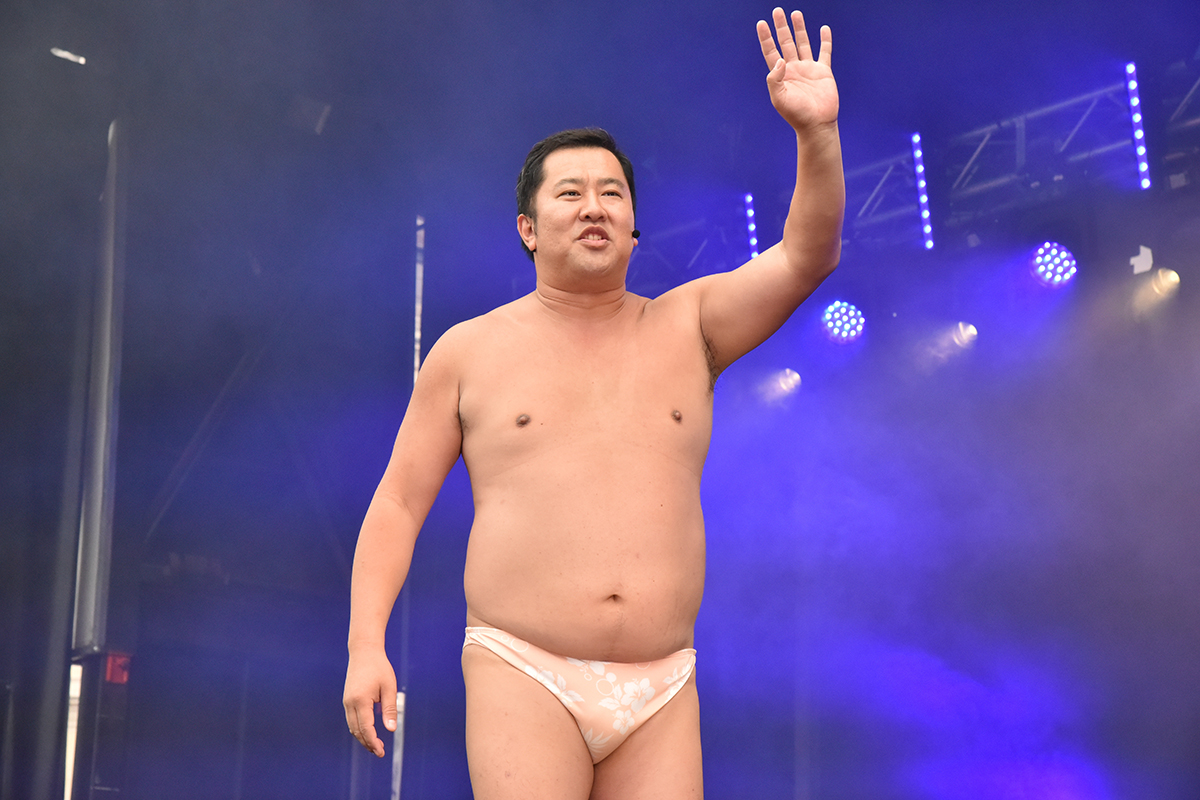 ピン芸人「とにかく明るい安村」が購入した「600万円のSUV」とは!?［画像はロンドントラファルガー広場でおこなわれた「ジャパン祭り」にて（2023年10月）／Photo：時事］