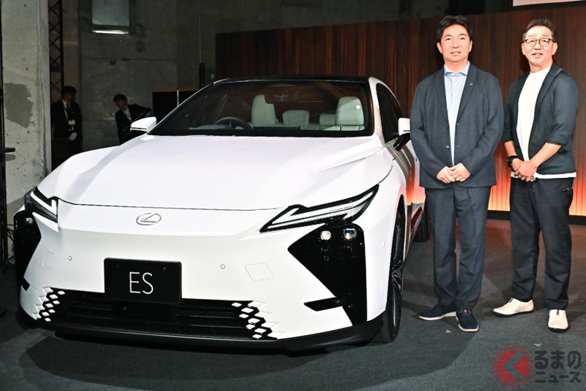 レクサス新型「ES」と並ぶチーフエンジニアの千足浩平氏(左)とプロジェクトチーフデザイナーの熊井弥彦氏(右)