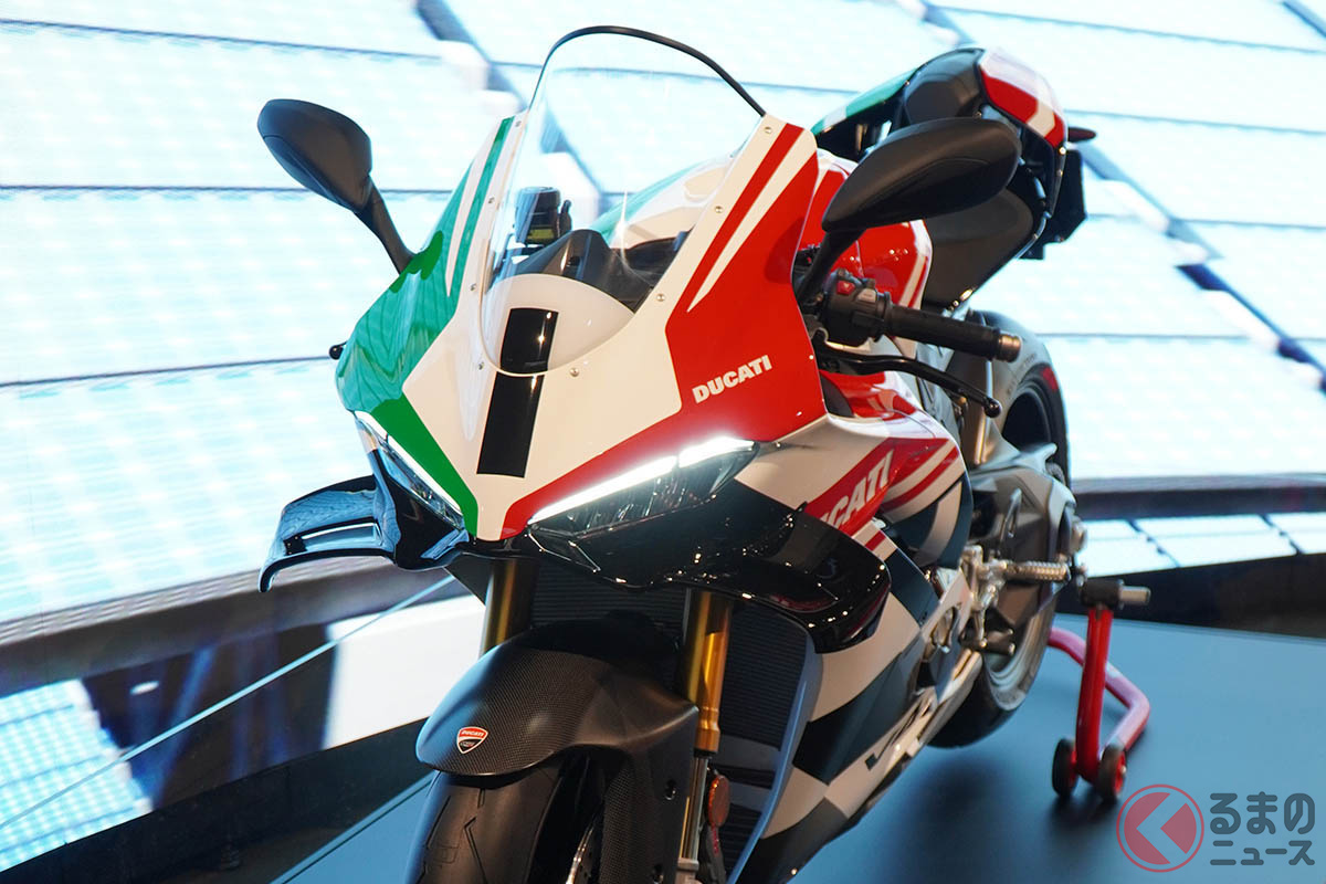 大阪・関西万博のイタリア館に展示されているドゥカティ「パニガーレV4トリコローレ」。1000台限定の特別なモデルに仕上げられています