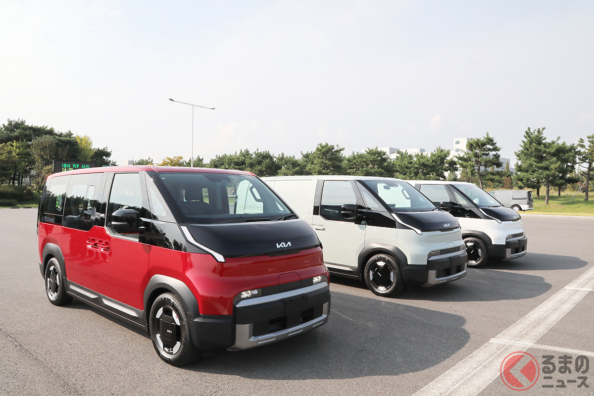 韓国キアが新型商用EV「PV5」を2026年春に日本導入、なぜ？（手前の赤い個体は乗用、奥の2台は商用）
