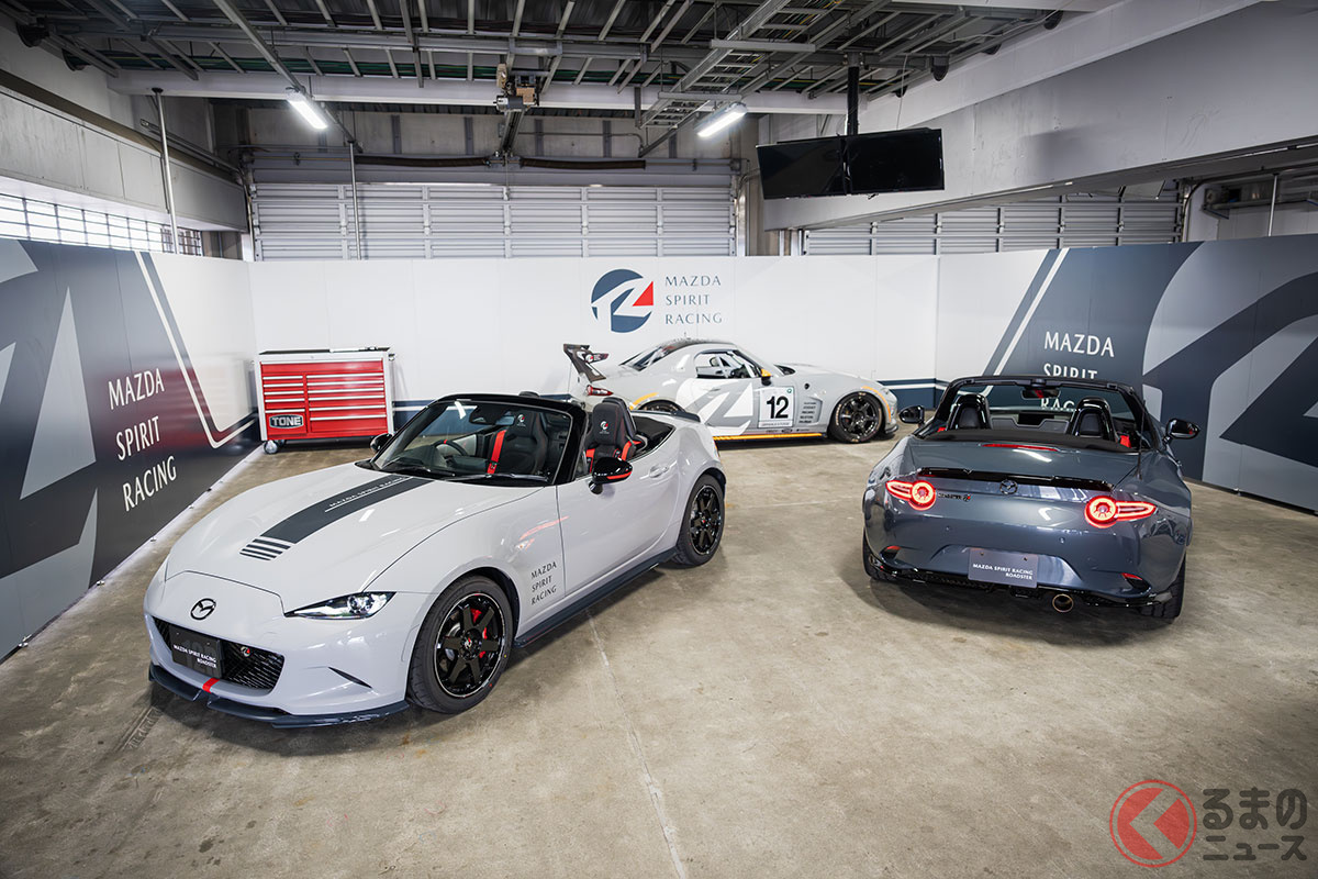 マツダ「ロードスター」のスペシャルモデル「MAZDA SPIRIT RACING ROADSTER 12R」(左)と「MAZDA SPIRIT RACING ROADSTER」(右)