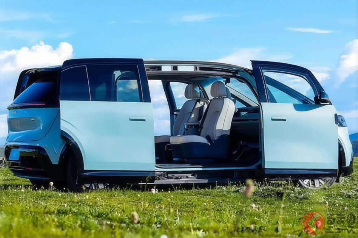 量産車初となる「ダブルスライドドア」を採用!