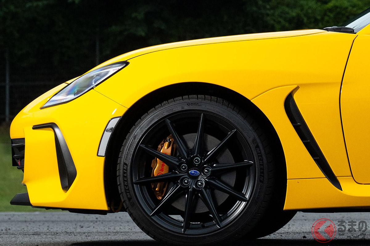 イエローのボディにゴールドのブレンボキャリパー装着!